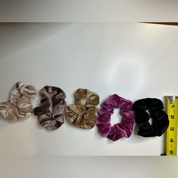 Velvet hair scrunchies - Picture 2 of 3